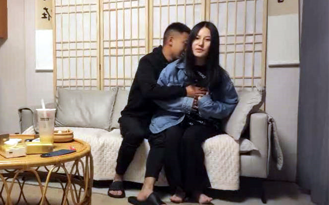 花臂纹身骚货要在沙发上操