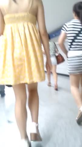 一路跟踪偷拍连衣裙美女 竟然是个没穿内裤的大骚货