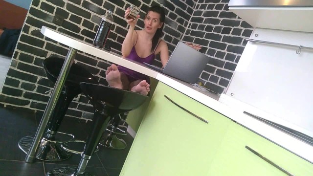 妈妈经常说话，经常撒尿。你会看到她的双腿嘎嘎作响