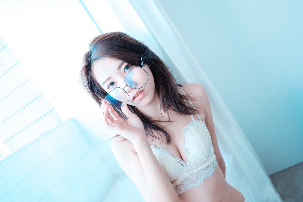 极品无码欲求不满E奶蝶上篇跟一个人做爱太无聊找朋友一起来吧