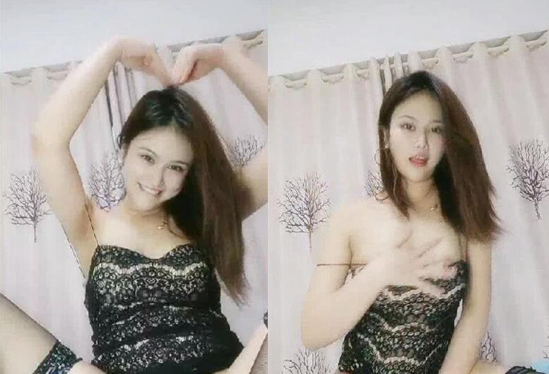 自称小李嘉欣露脸直播一根AV棒让自己爽上天不断摩擦骚逼高潮喷