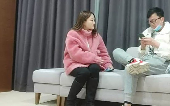 粉衣甜美系小妹新视角沙发上操美女换上睡衣黑丝大屁股骑乘站立后入