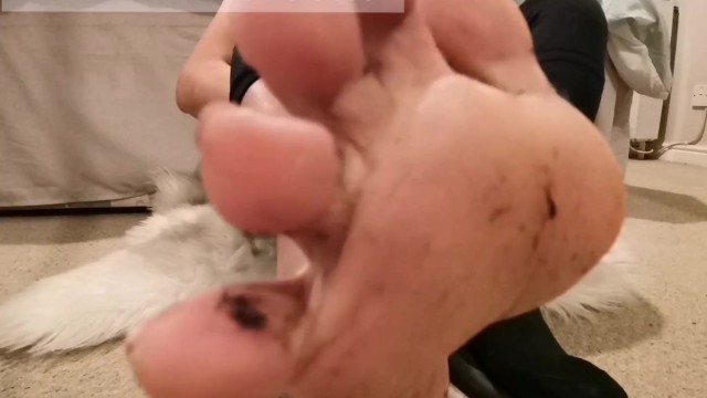 女孩走了12个小时后脱掉了袜子