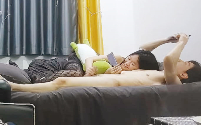 吹完头发慵懒躺在床上刷抖音身强力壮的男友还要干爽翻了