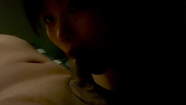 我最好朋友的女朋友不在城里。所以我帮了他。。。他进了我的嘴里！