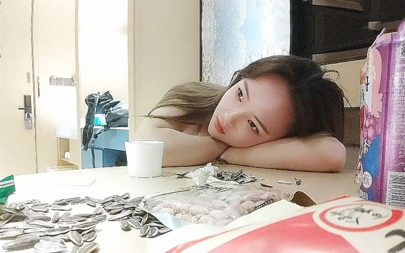 漂亮00后小姐姐酒店调情氛围到位白嫩胴体横陈随意爆操