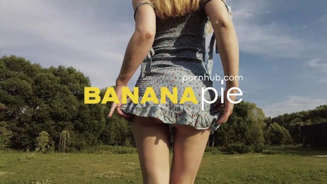 户外操穿蓝色紧身连衣裙的性感金发女郎-班纳皮