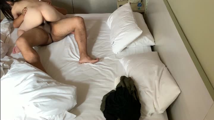 小伙如家800元约的一个粉嫩的技校妹子不小心露脸完整版