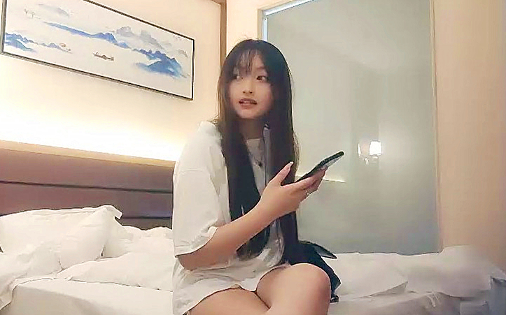 牛仔短裤萌妹子啪啪舌吻摸奶调情侧入后入骑坐姿势换着操