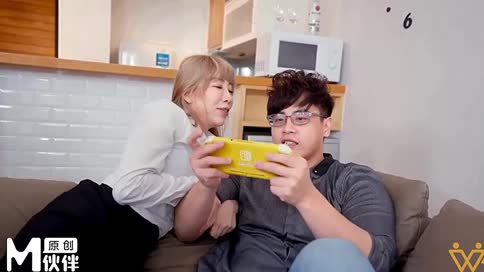 麻豆传媒_女友回家色诱打游戏男友_