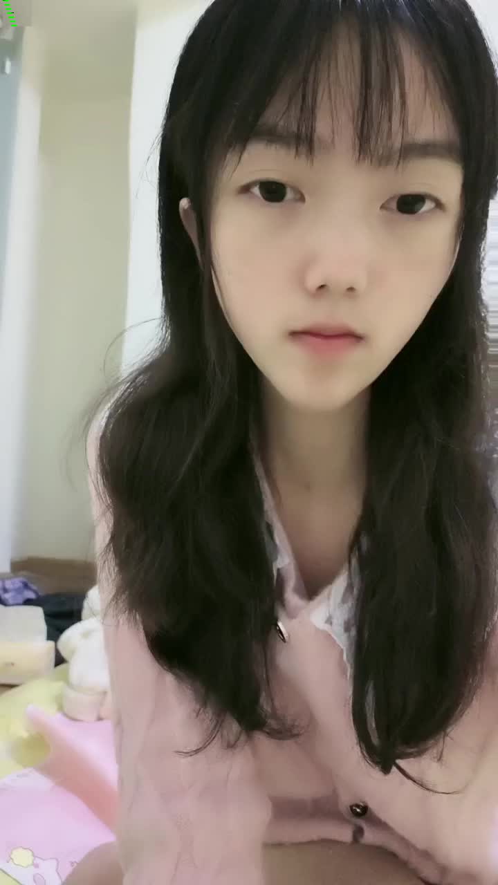 2024年2月，极品清纯女神，【箬箬么】，家中卧室背着爸妈自慰，双马尾反差婊，小穴粉嫩多汁好会玩3
