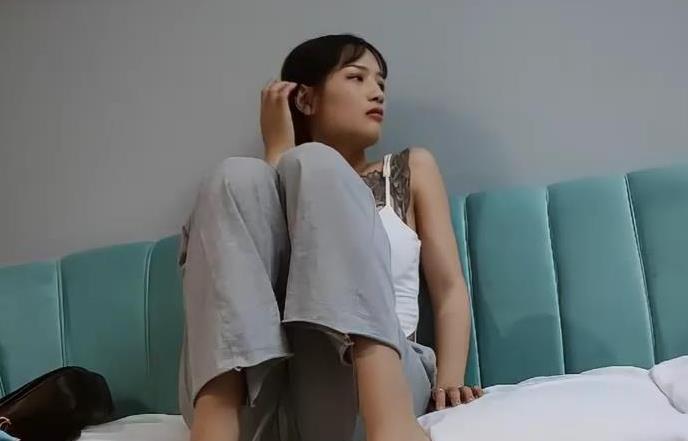 嫩妹胸前满纹身顶级女神