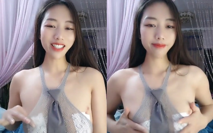 新人美女情趣装小短裙掏出奶子揉捏晃动