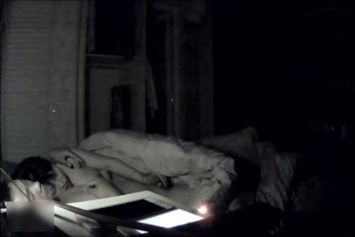 居家电脑摄像头被黑强开TP白嫩大胸美女白领脱衣休息主动握住老公J8撸硬被眼镜胖老公翻身啪啪给干了