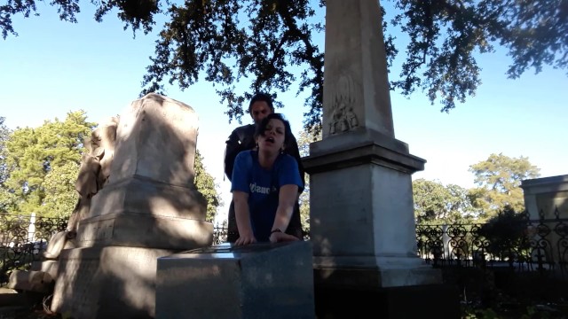 感恩节，墓地里的性爱