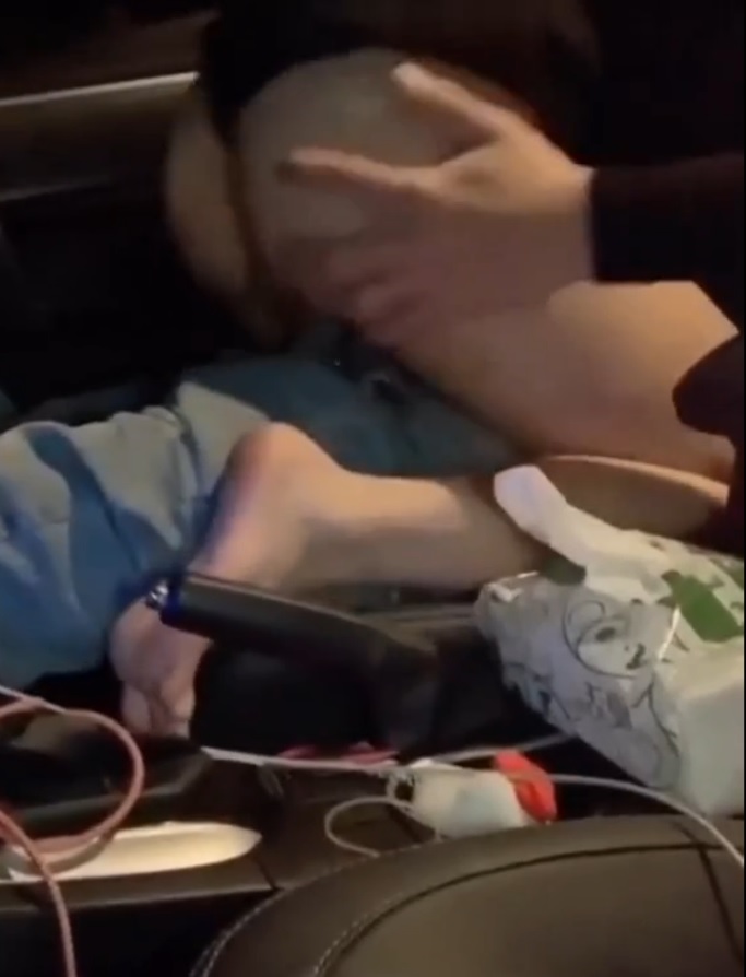 主播与粉丝出游结果在车上就开始