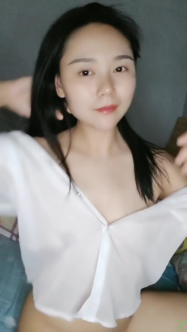 超有感觉的小媳妇，笑起来好甜全程露脸深夜直播赚外快，跟狼友撩骚性感的白衬衣，揉奶玩逼自慰，深夜可射