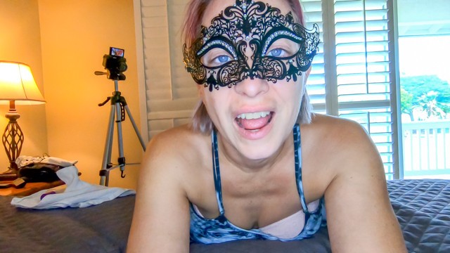 性感娇小的米尔夫长裙弯腰，带着你的阴茎和阴茎