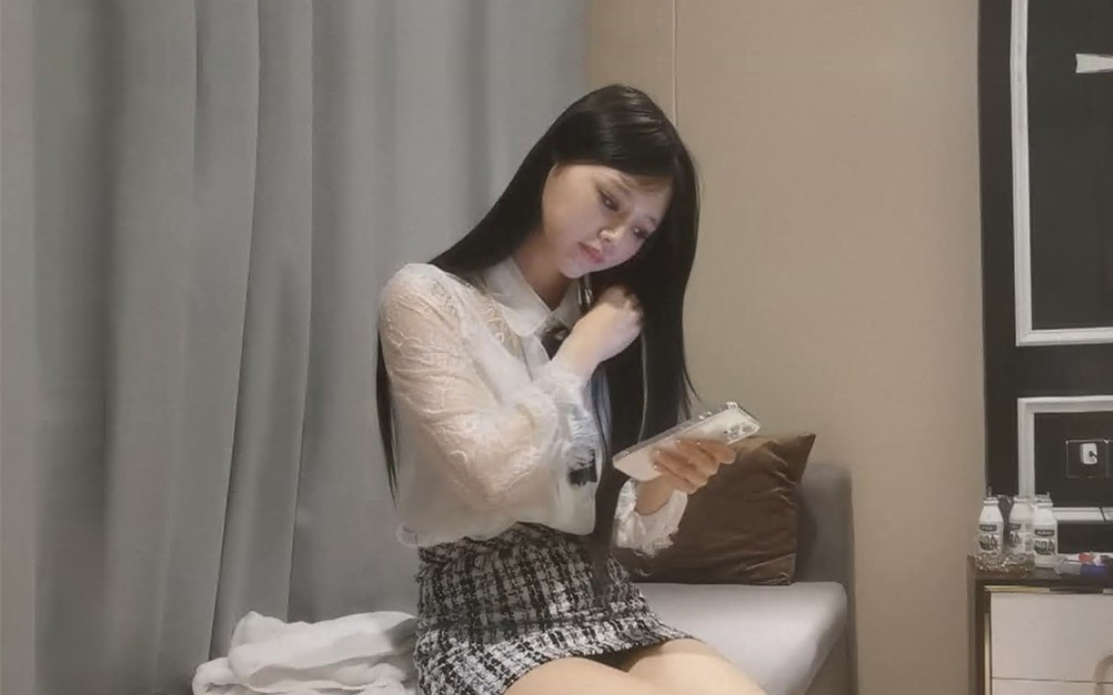 甜美清纯小姐姐苗条身姿坚挺美乳含着大鸡吧好陶醉后入啪啪激情无限