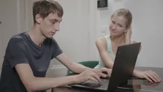 宅男修电脑,女神以身相许!