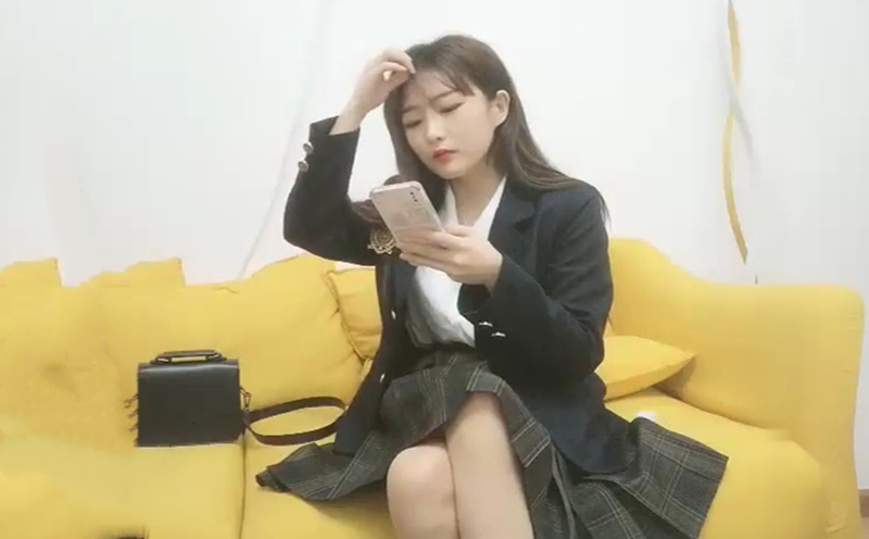 甜美黑衣短裙妹子撩起裙子摸逼骑乘猛操