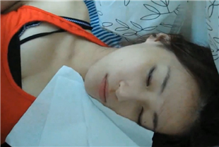 心仪已久的女神被猥琐男迷晕带回住处啪啪