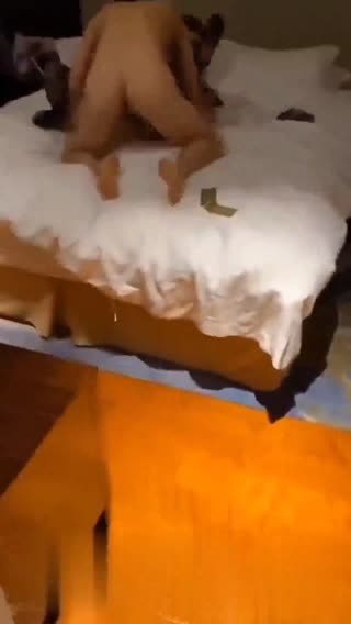 骚妻胃口太大，老公只好找来单男来把她干到淫叫娇喘～