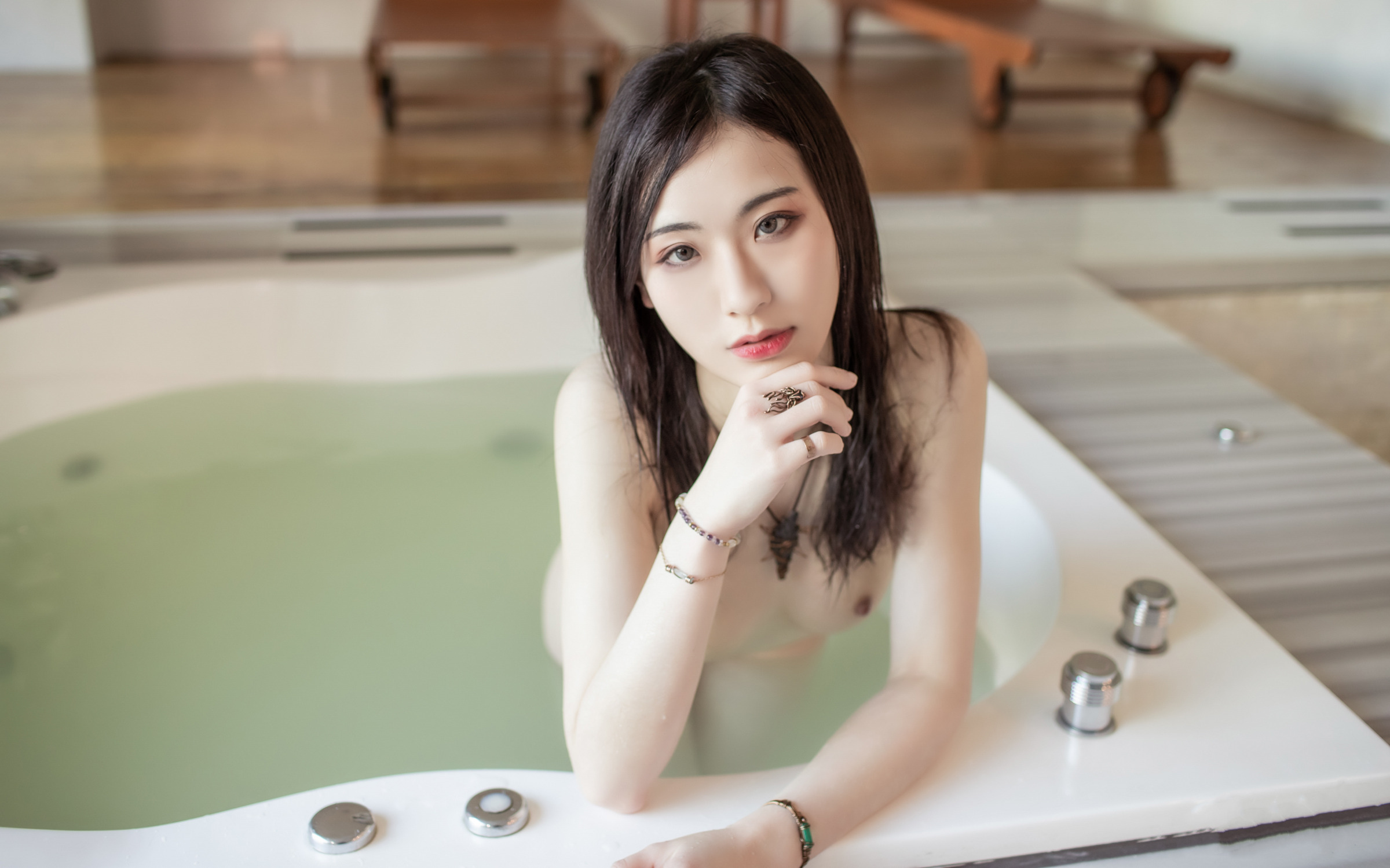 最新SSS极品高颜值女神阿黎濕身淋浴裸泡無遮掩全露