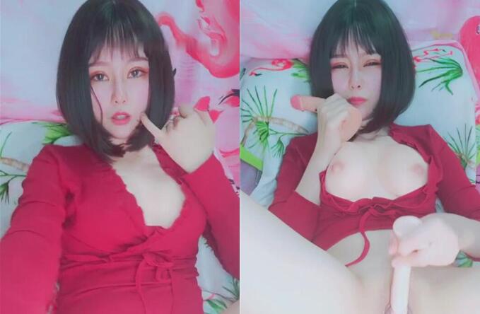 颜值不错红衣短发少妇道具自慰菊花塞着肛塞道具JJ抽插按摩器头部插入很是诱惑喜欢不要错过