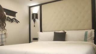 美少女岔开双腿，粉嫩鲍鱼完美展示，激情啪啪娇喘不断