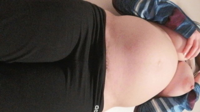 怀孕的女孩喜欢向陌生人随机发送裸体视频