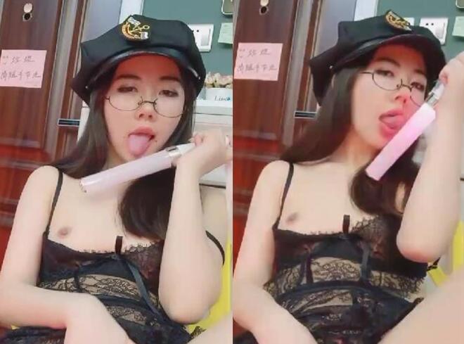 诱惑骚骚眼镜妹子情趣装单腿黑丝扭动屁股摆弄姿势震动棒摩擦抖臀