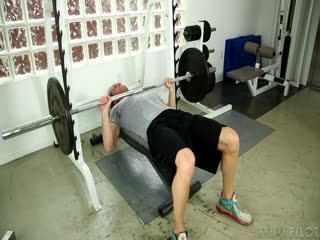 Karlee帮哥哥按摩到一半～欲火焚身想要哥哥的肉棒