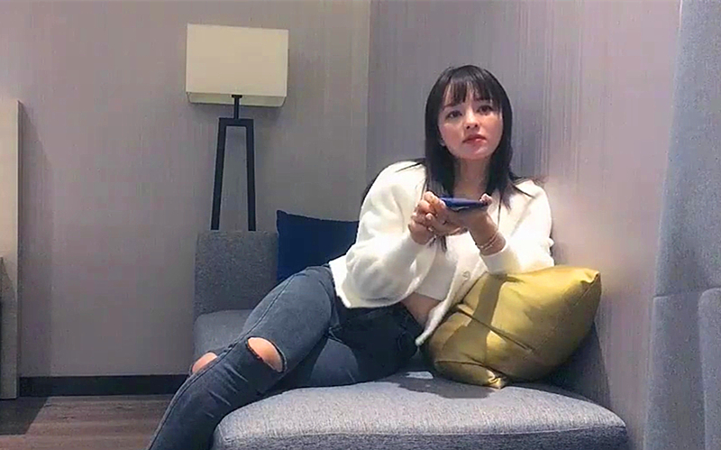 气质高颜值牛仔裤妹子啪啪情趣装黑丝扣逼69大力猛操