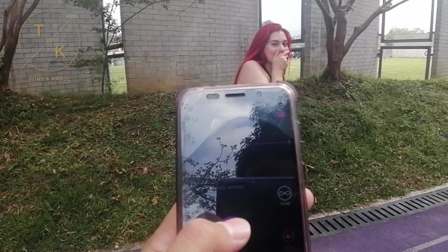 托尼控制卡罗尔在运动的时候，它会变得郁郁葱葱