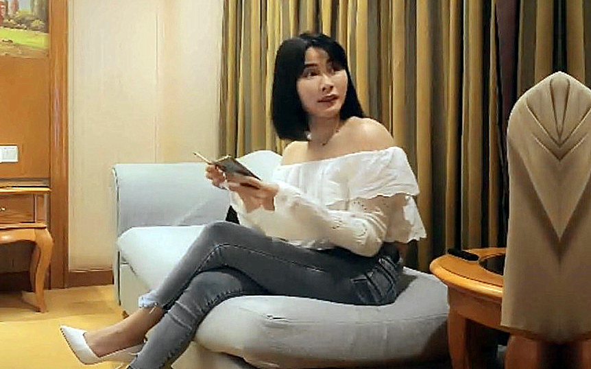 大长腿牛仔裤美女小姐姐喜欢穿着衣服调下情