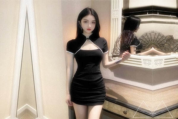 白嫩大胸短裙少妇