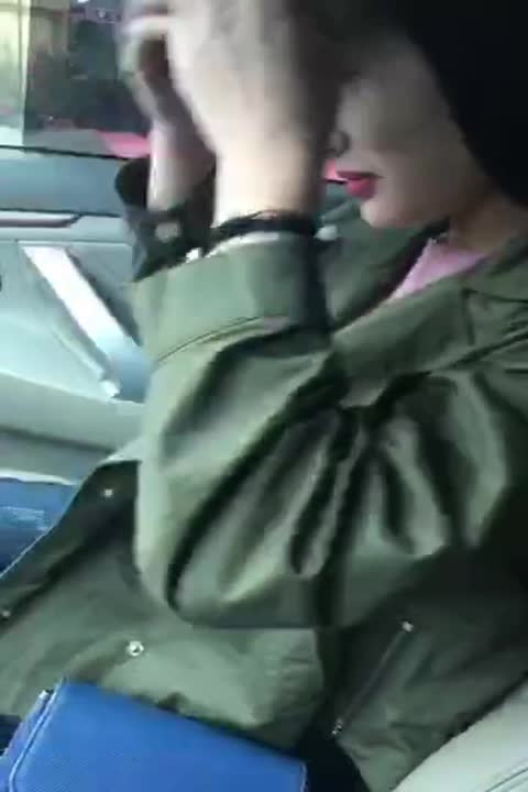 西装哥开车接女朋友下班，这女友也真饥渴大白天的让男友把车停在路边车震高清无水印