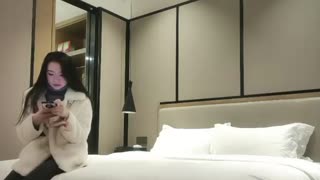 长得挺标致的小美女，穿上黑色情趣内衣