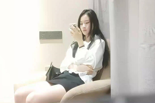 換上全套學生制服黑絲近距離視角美穴清晰可見抱起來猛操堪比打樁機