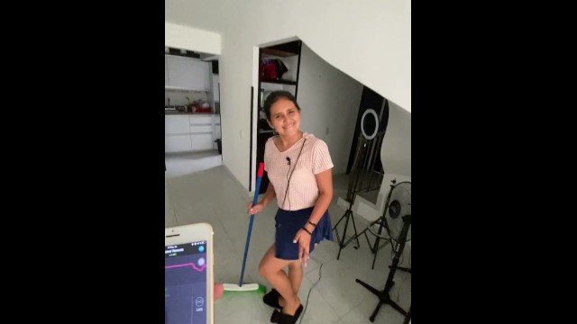 和我的保姆和她的振动器玩一会儿