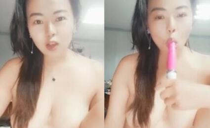 長發騷貨少婦辦公室和炮友啪啪大秀女上位後入各種姿勢操逼完事後用道具插了一會