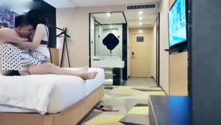 威猛先生约炮超棒身材小姐姐开房 跪舔口活无套猛操 骑乘很会扭动