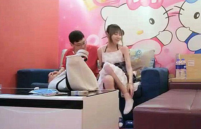 杨老弟探花高颜值萌妹子足交撸管半天搞不硬让妹子走了