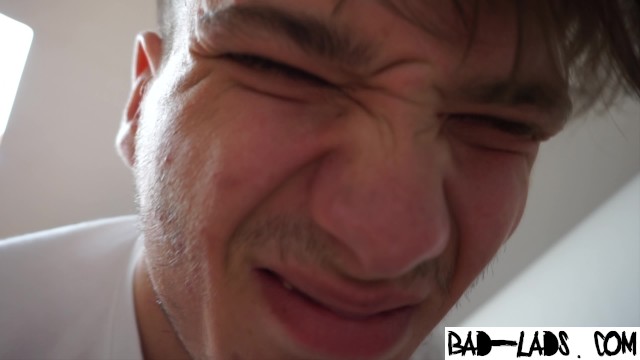 可爱的少年屁股被狠狠地打了一顿