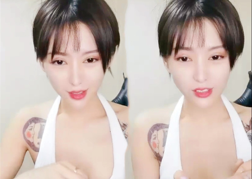 短发纹身妹子道具自慰诱惑，椅子上开腿掰穴玻璃棒抽插，微毛粉逼特写非常诱人