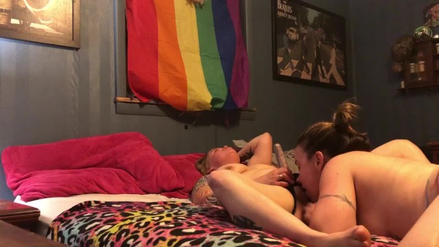 有着浓密纹身的女同性恋情侣们吃着手指的阴部，骑着皮带！！！