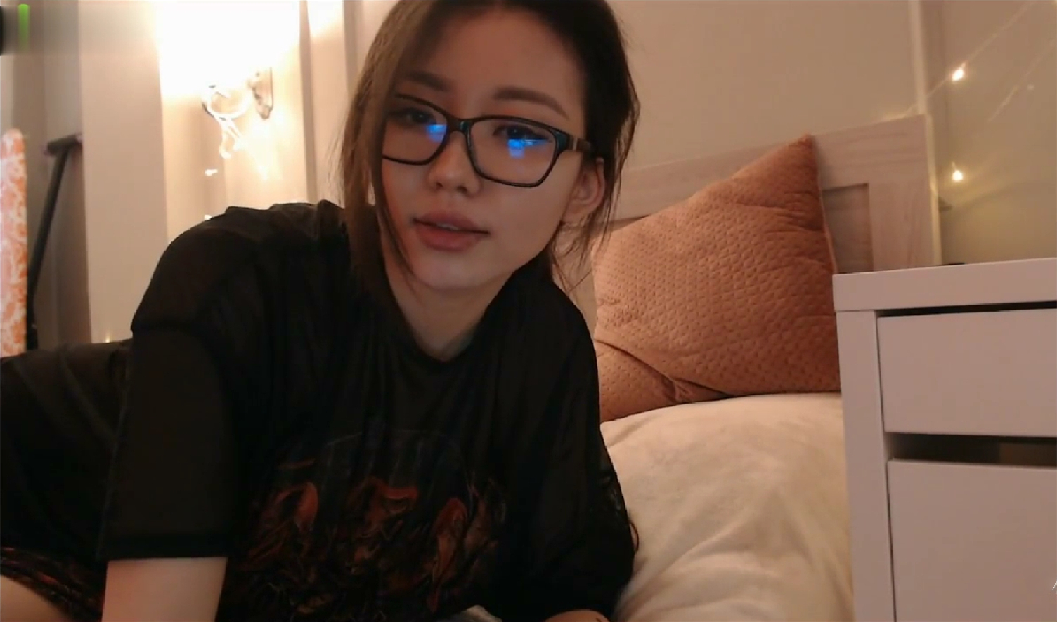 知性眼镜娘超大反差在家拿着小玩具自慰