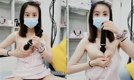 无毛粉穴妹子自慰诱惑大黑牛震动口交拨开内裤特写粉穴