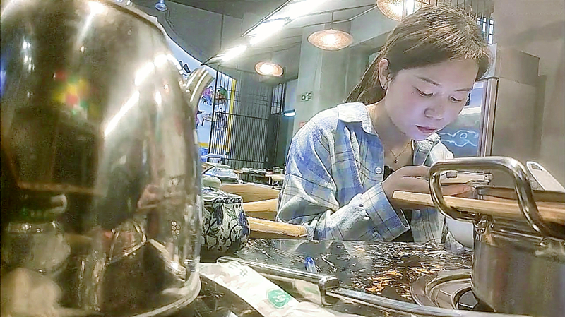 网聊奔现珠宝行业良家少妇吃完饭再回酒店操逼